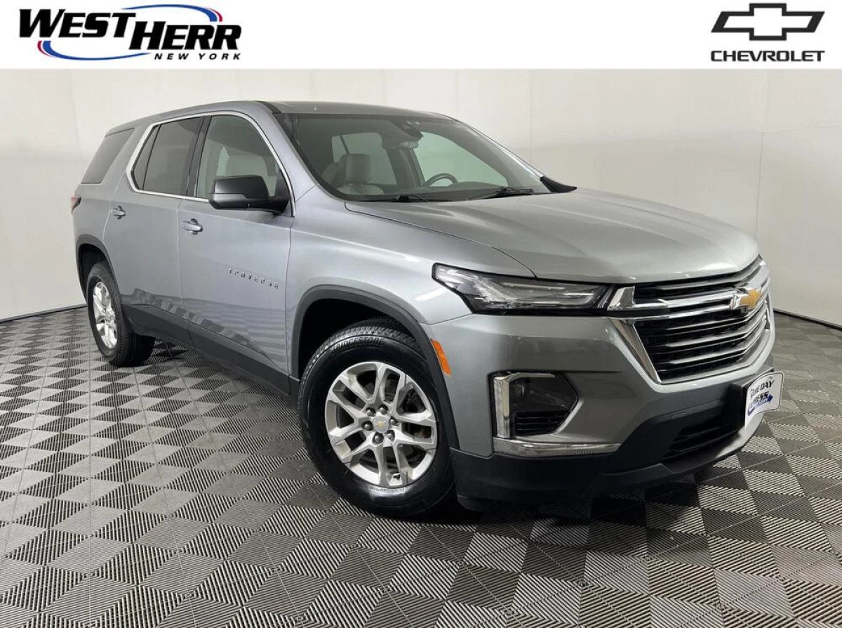 Pre-Owned 2023 Chevrolet Traverse LS
