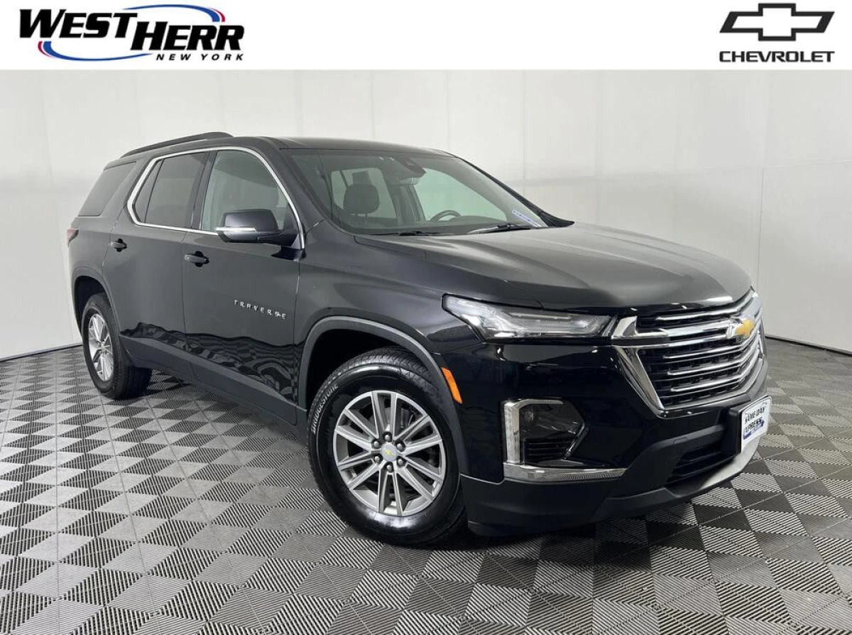 Pre-Owned 2023 Chevrolet Traverse LT Cloth