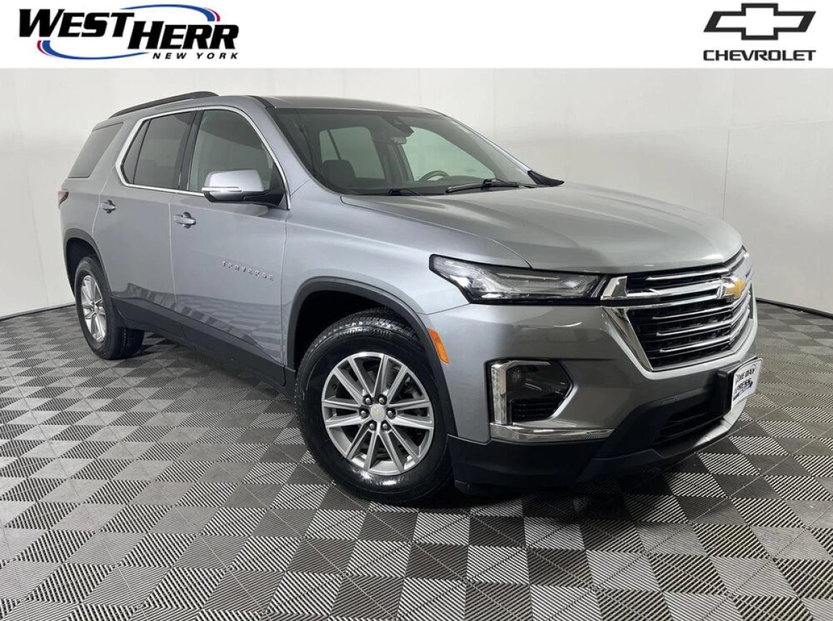 Pre-Owned 2023 Chevrolet Traverse LT Cloth