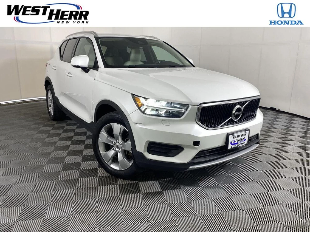 Pre-Owned 2022 Volvo XC40 Momentum