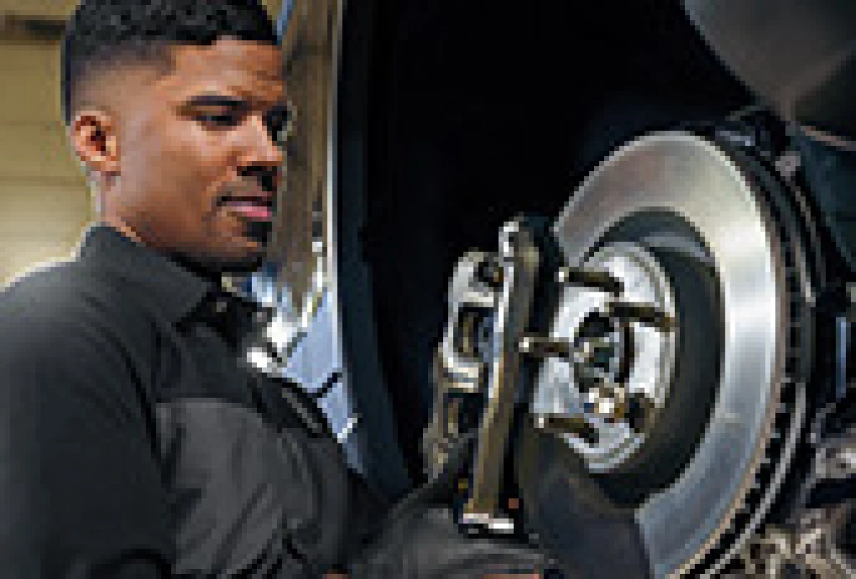 Receive a $20 rebate or 5,000 Lincoln Access Rewards bonus Points on Lincoln Priority Service PLUS.*