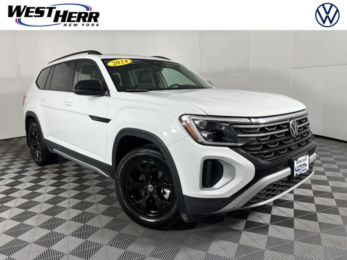 Pre-Owned 2024 Volkswagen Atlas 2.0T Peak Edition SE w/Technology