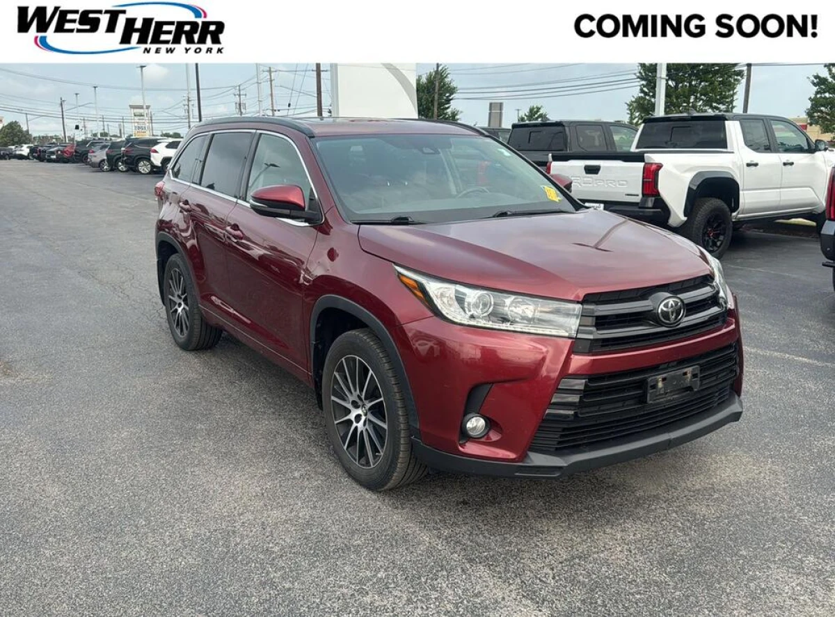 Pre-Owned 2017 Toyota Highlander SE