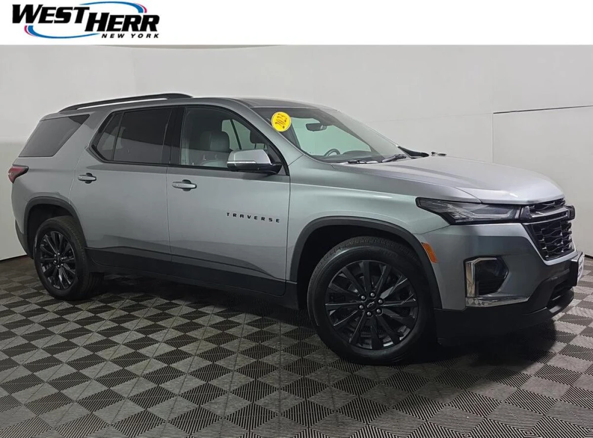 Pre-Owned 2023 Chevrolet Traverse RS