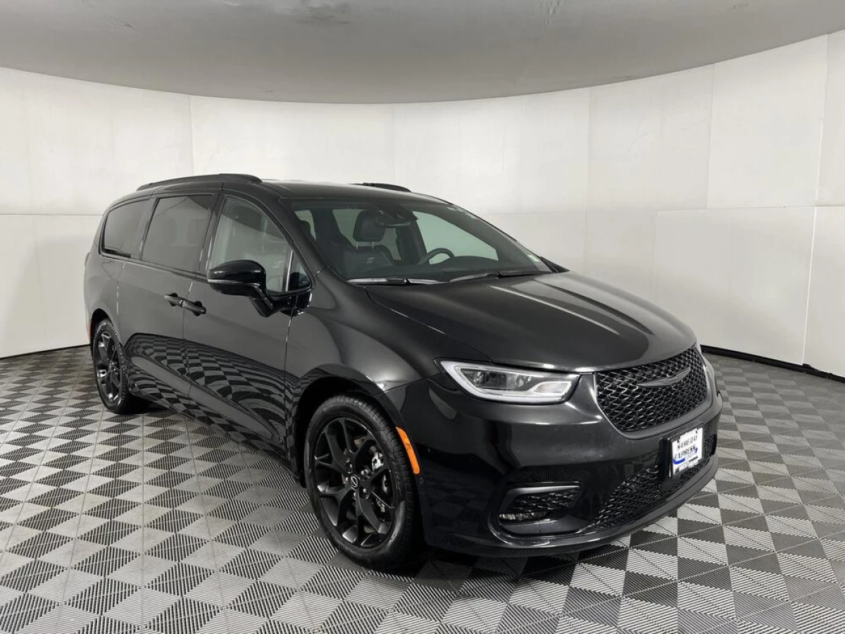 New 2026 Chrysler Pacifica Select