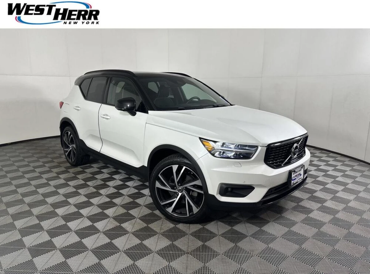 Pre-Owned 2022 Volvo XC40 R-Design