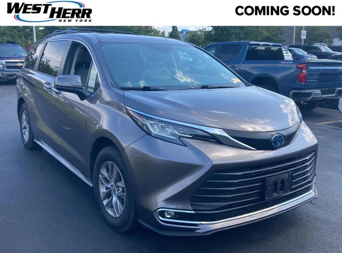 Pre-Owned 2022 Toyota Sienna