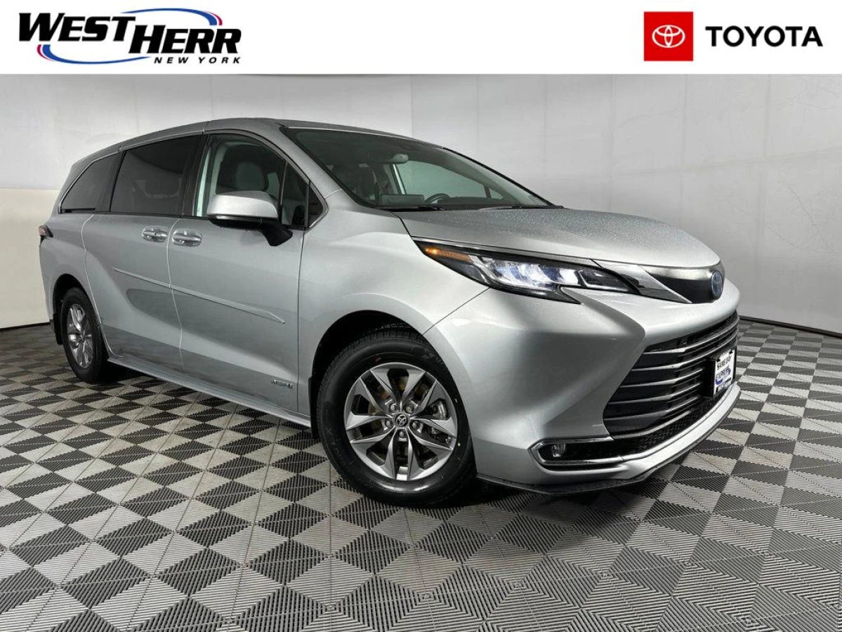 Pre-Owned 2021 Toyota Sienna XLE