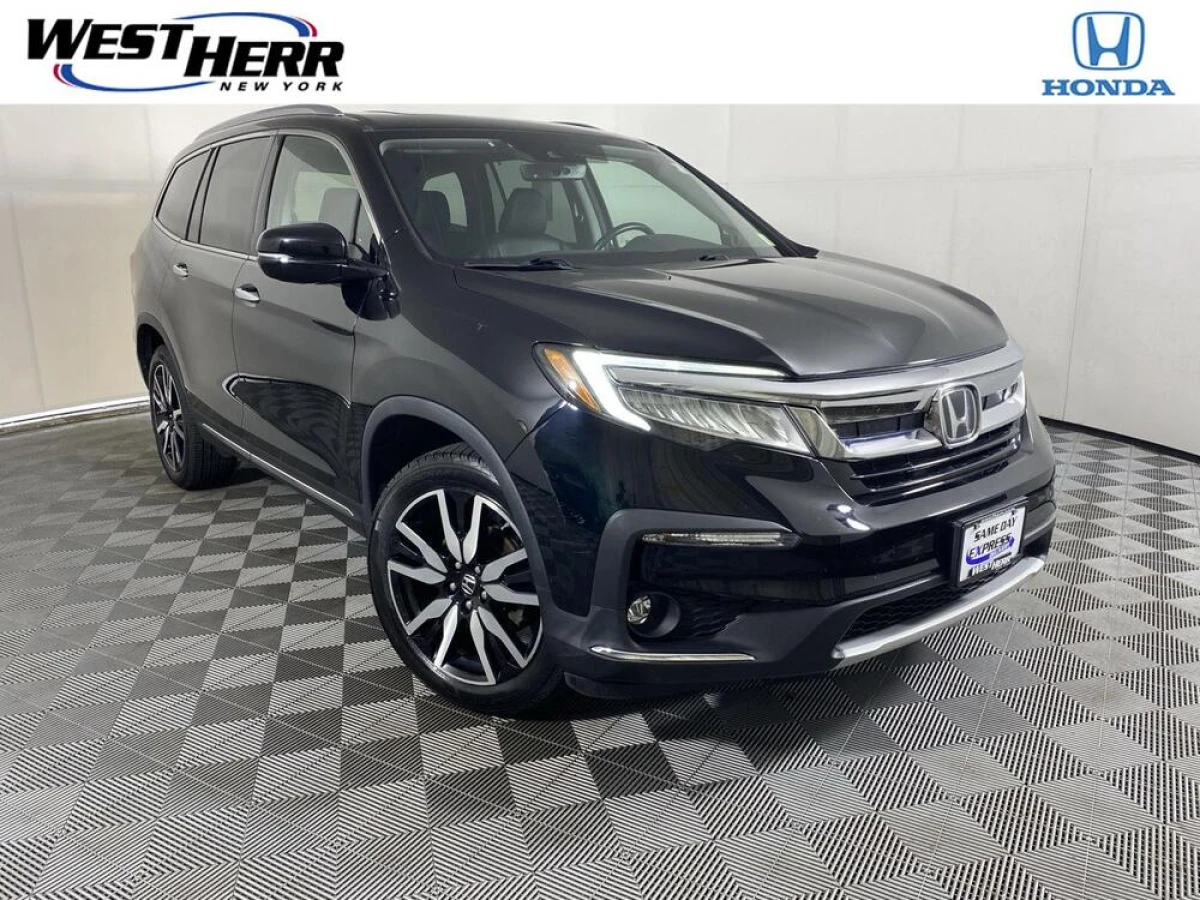 Pre-Owned 2022 Honda Pilot Touring w/Rear Captain's Chairs