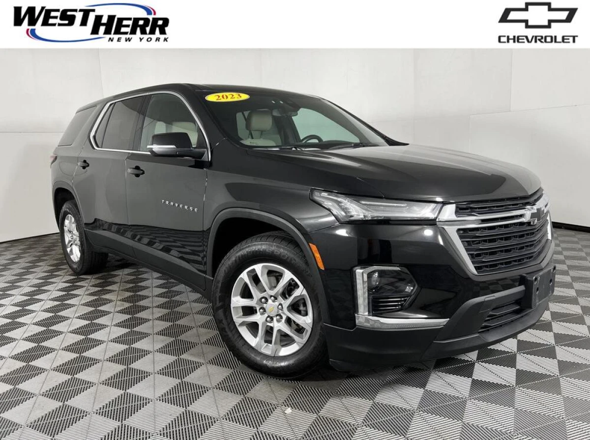 Pre-Owned 2023 Chevrolet Traverse LS