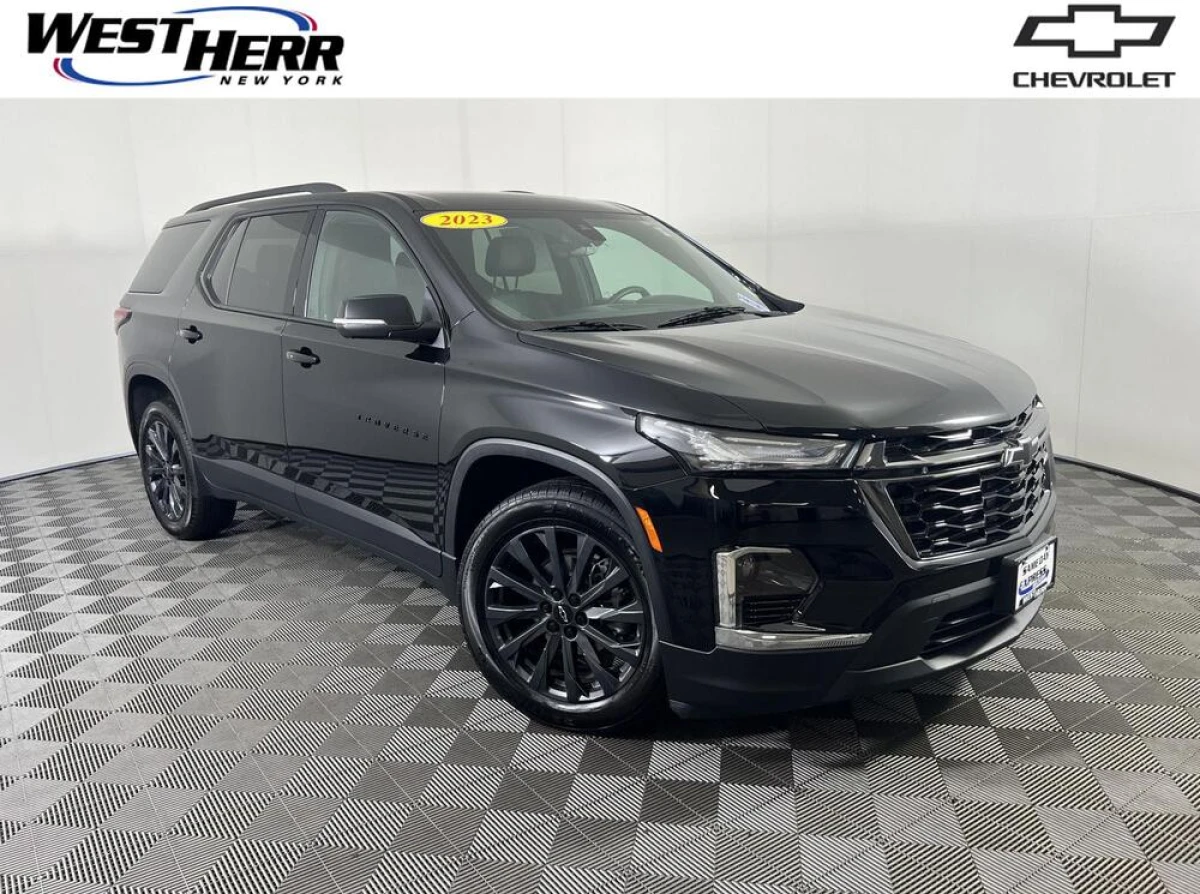 Pre-Owned 2023 Chevrolet Traverse RS