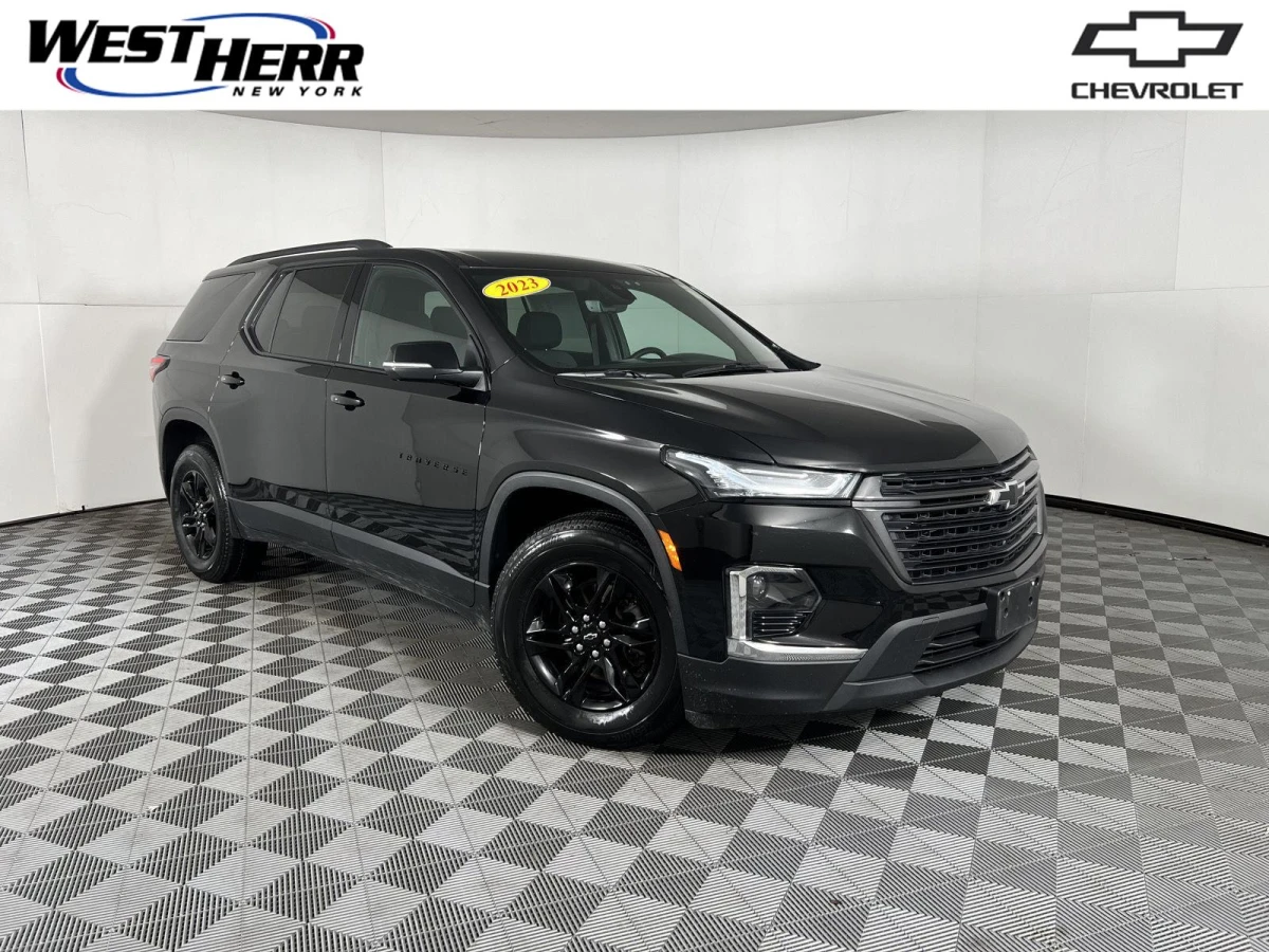 Pre-Owned 2023 Chevrolet Traverse LT Cloth