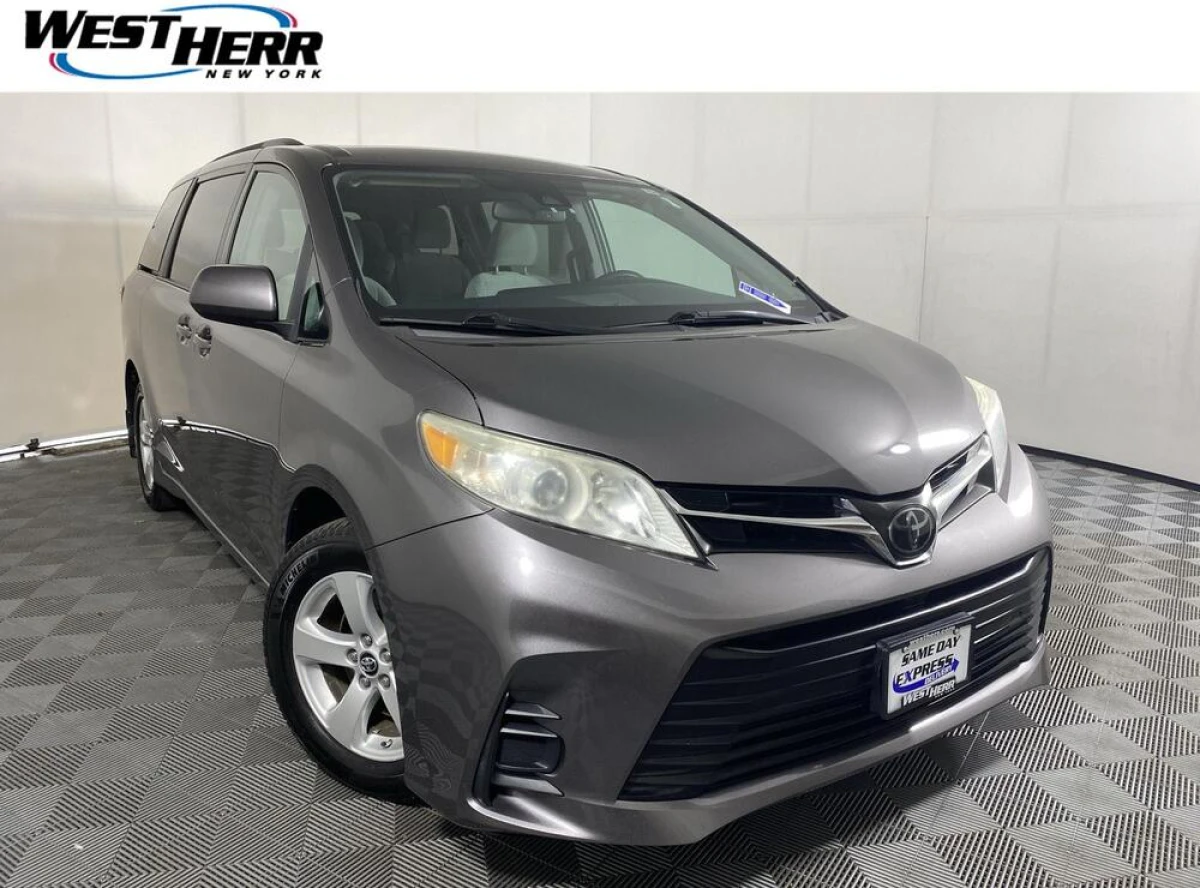 Pre-Owned 2018 Toyota Sienna LE