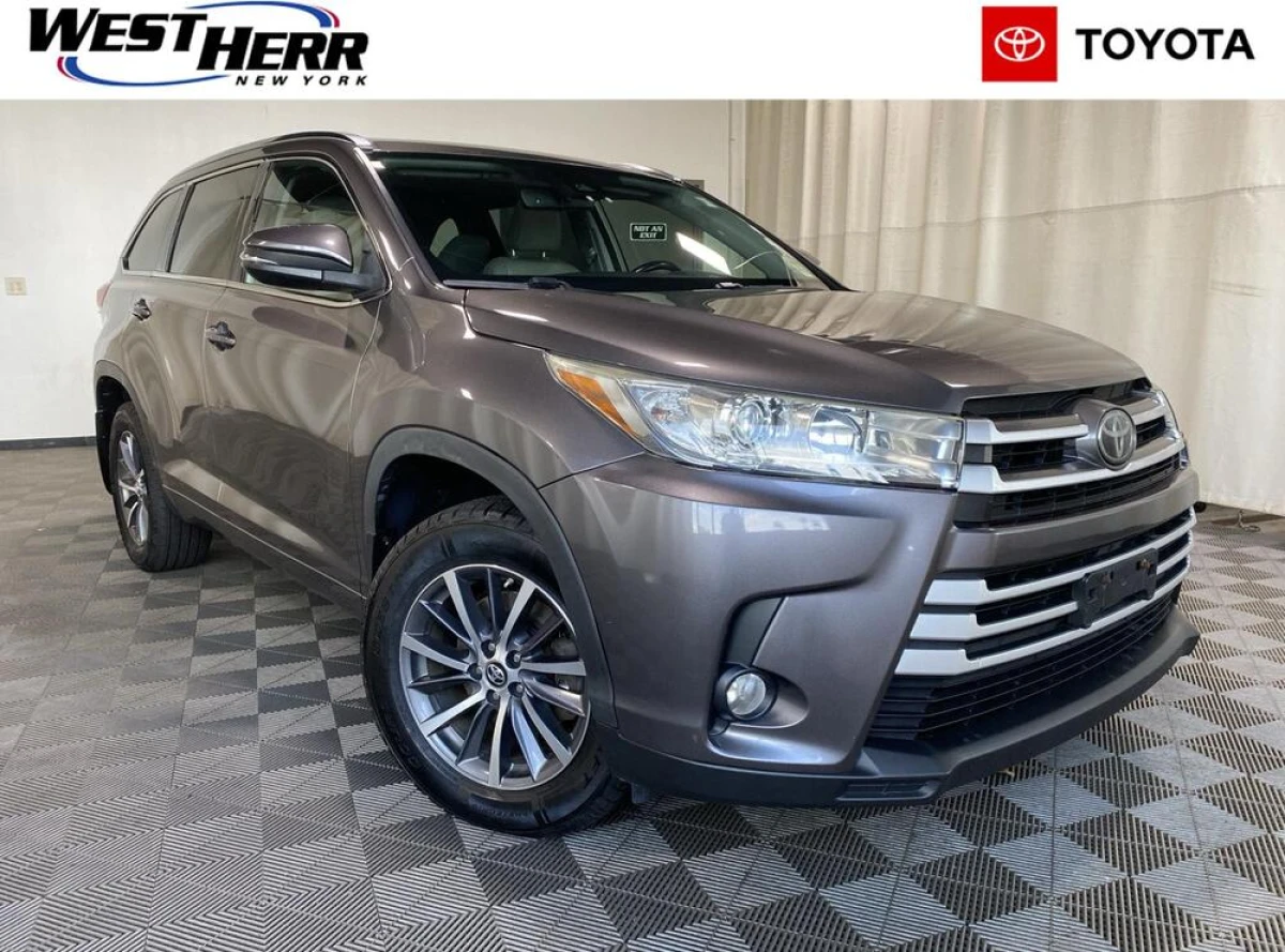 Pre-Owned 2018 Toyota Highlander XLE