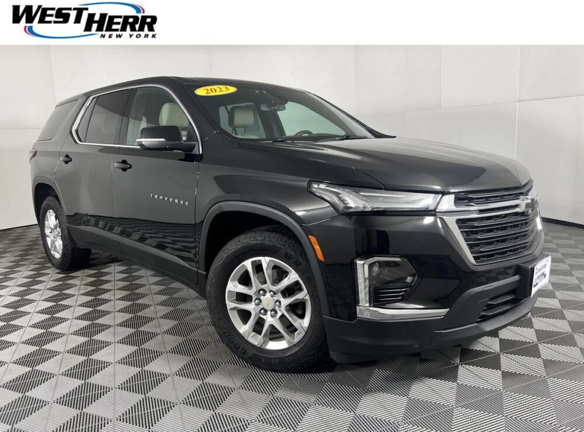 Pre-Owned 2023 Chevrolet Traverse LS