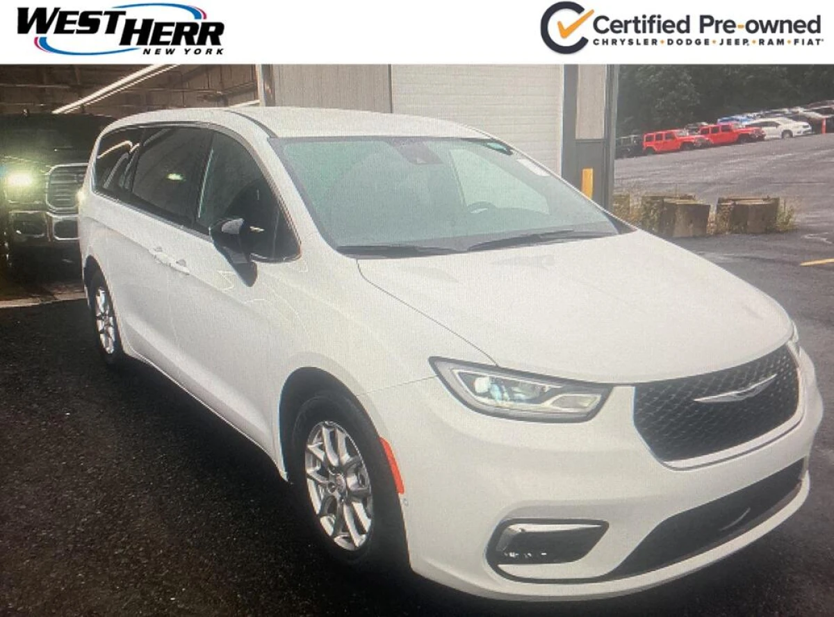 Certified Pre-Owned 2026 Chrysler Pacifica Select