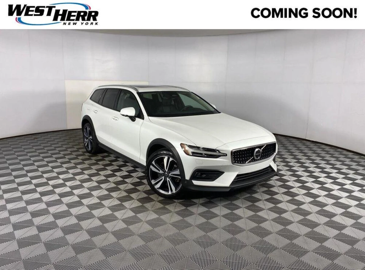 Pre-Owned 2023 Volvo V60 Cross Country Plus
