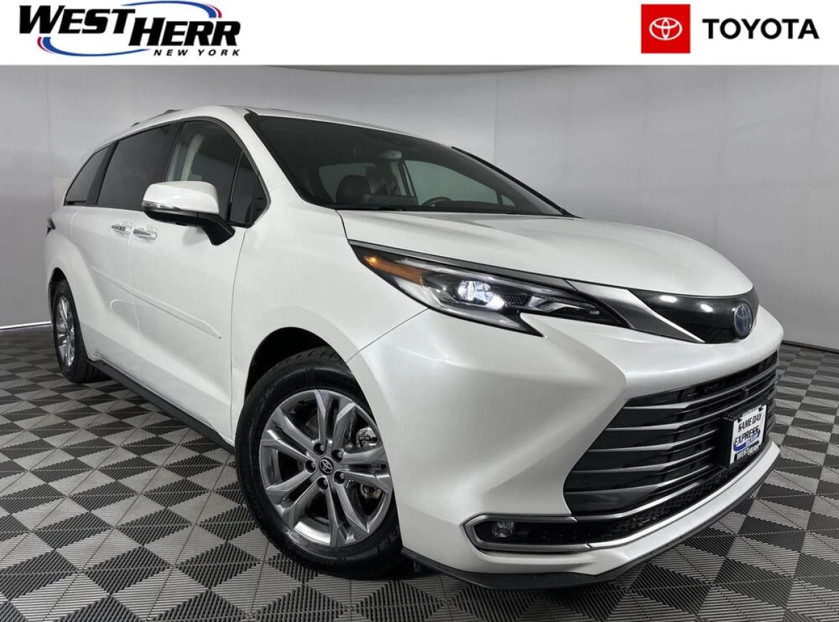 Pre-Owned 2022 Toyota Sienna Platinum 7-Passenger