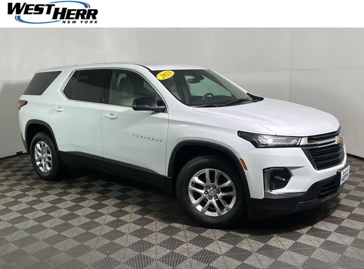Pre-Owned 2023 Chevrolet Traverse LS