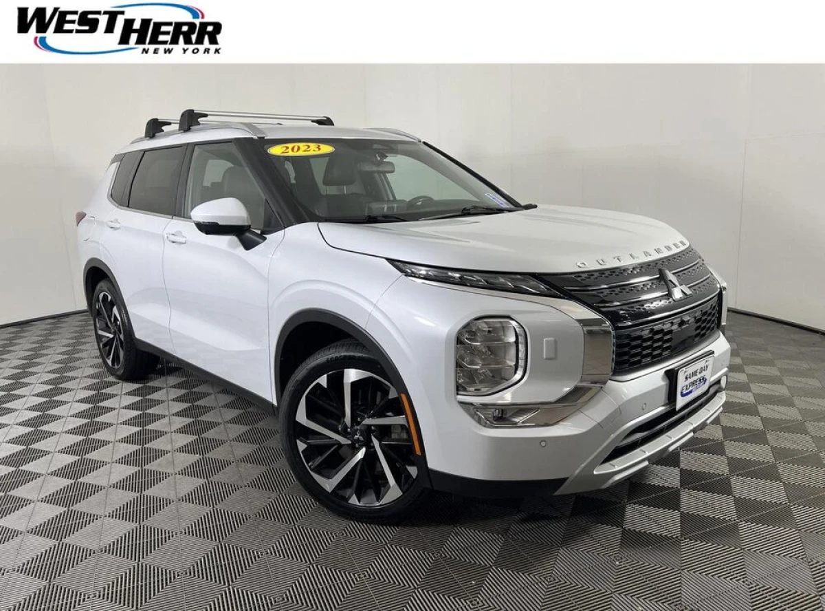Pre-Owned 2023 Mitsubishi Outlander SE