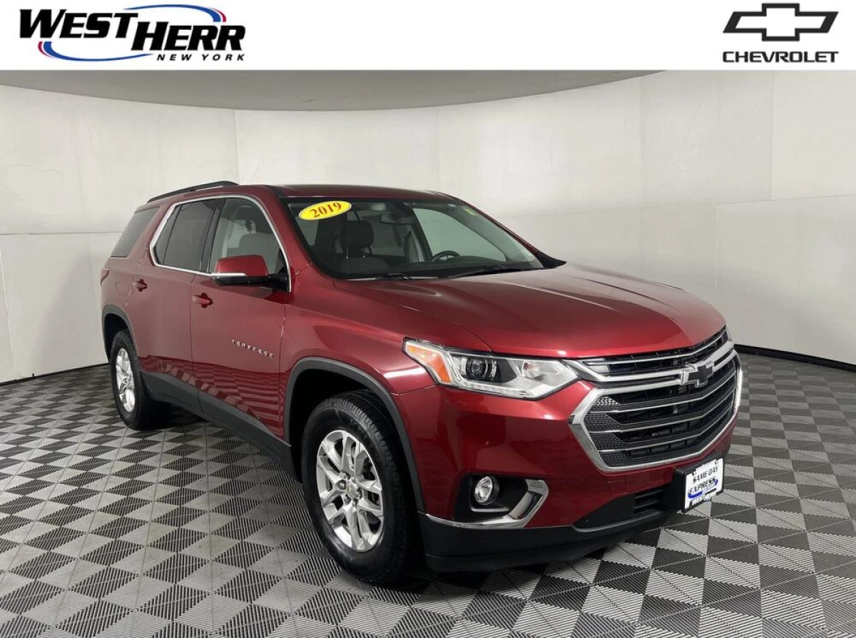 Pre-Owned 2019 Chevrolet Traverse LT Cloth
