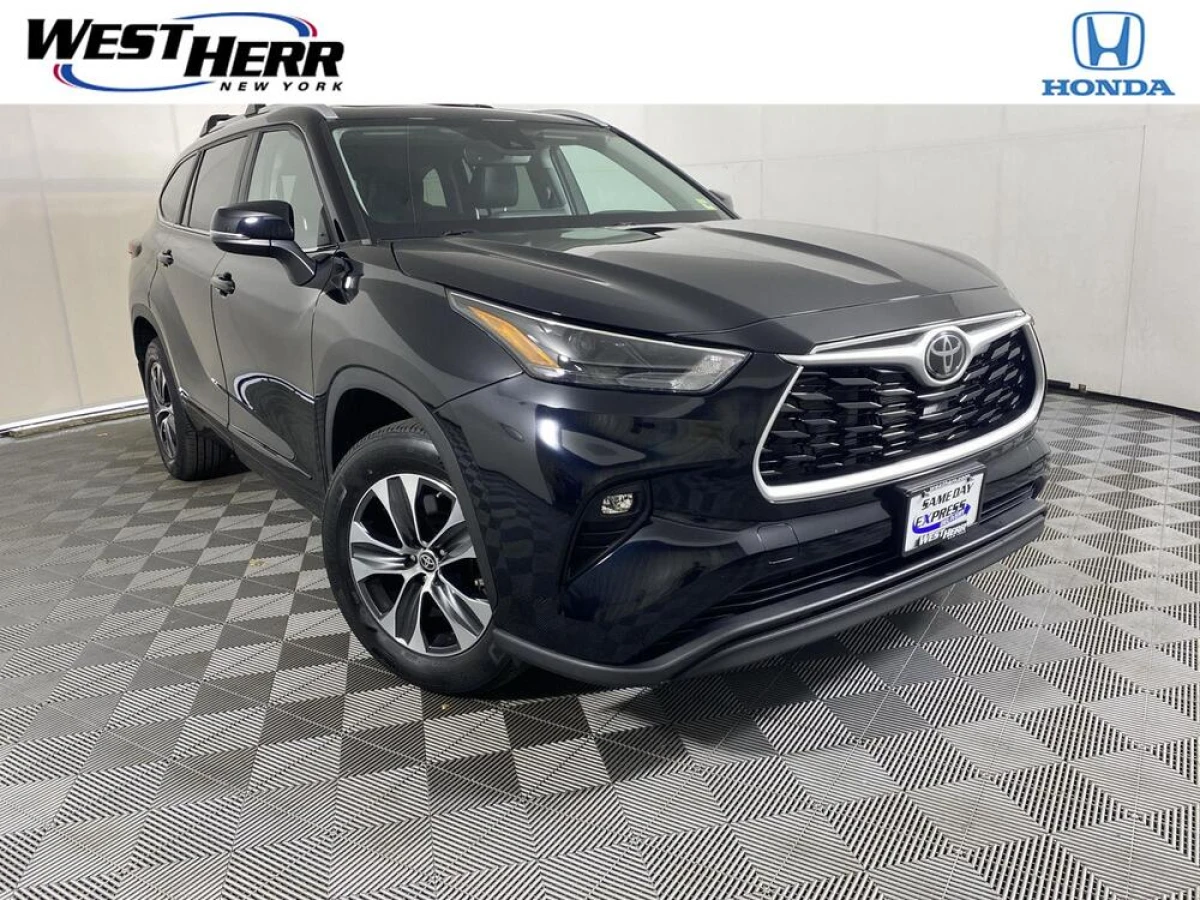 Pre-Owned 2023 Toyota Highlander XLE