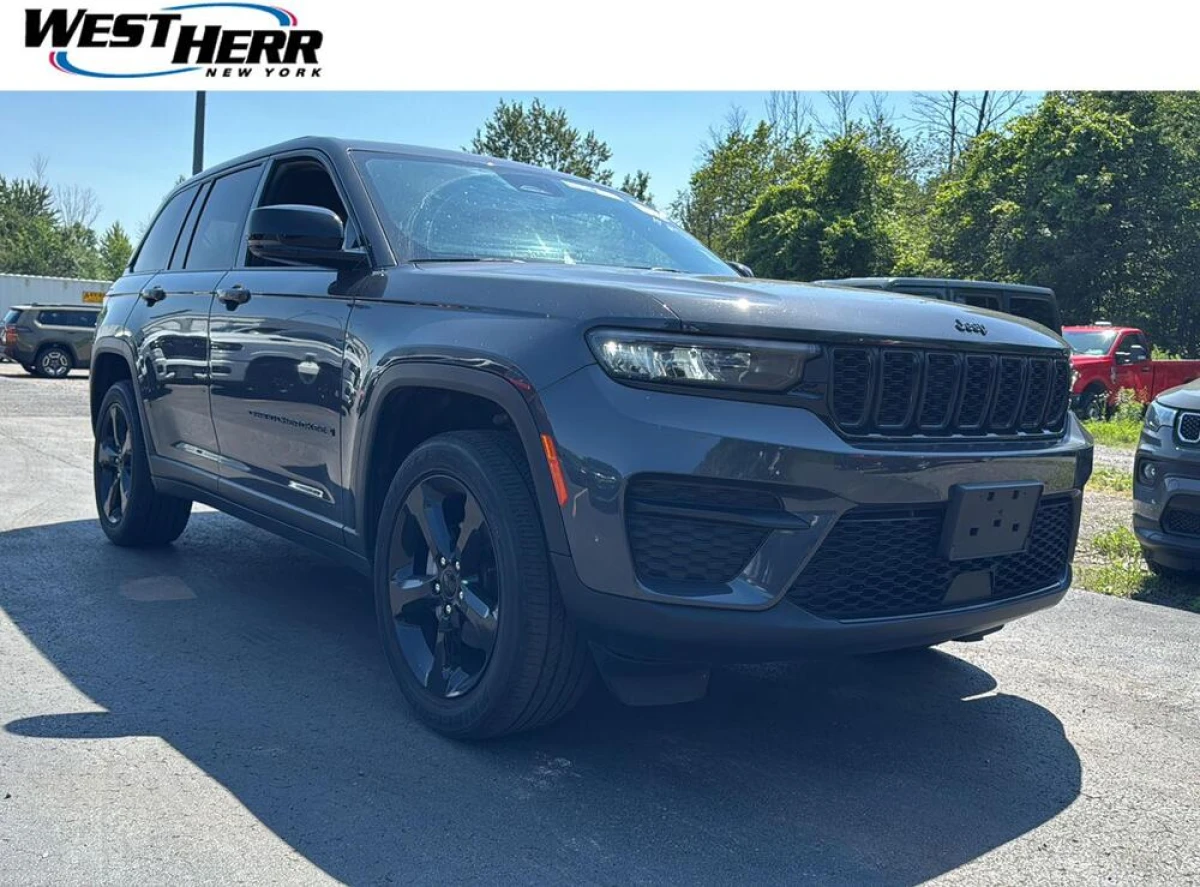 Pre-Owned 2023 Jeep Grand Cherokee Altitude